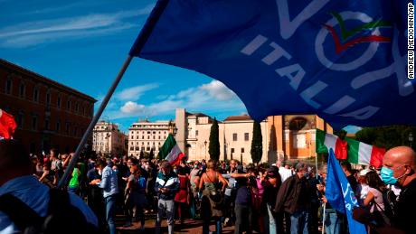 Italiener protestieren am Samstag in Rom gegen Coronavirus-Beschränkungen.