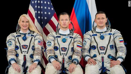 Zu den Besatzungsmitgliedern der Expedition 64 gehören (von links) die NASA-Astronautin Kate Rubins sowie die Kosmonauten Sergey Ryzhikov und Sergey Kud-Sverchkov.