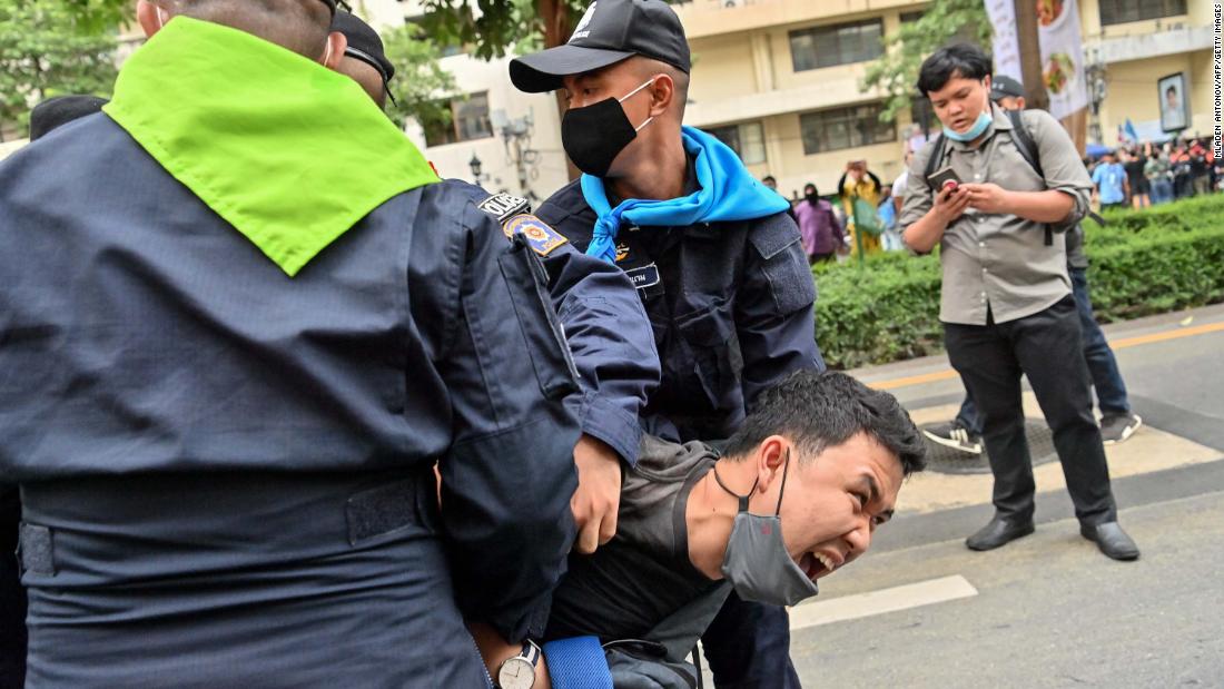 10 월 방콕에서 열린 집회에서 경찰이 그를 억류하려하자 민주화 시위대가 반응 15.
