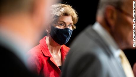 Elizabeth Warren demands investigation into elite investors accessing Trump briefings