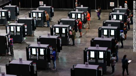 روز دوشنبه ، 12 اکتبر 2020 ، ساکنان در محل رای گیری زودهنگام در آتلانتا رأی دادند. 