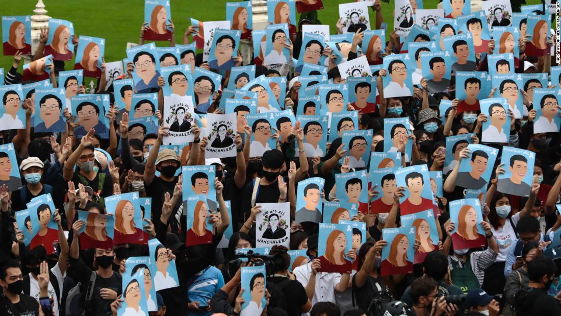 10 월 방콕 승전 기념탑에서 반정부 집회에서 시위대가 다양한 활동가들의 포스터를 들고 18.