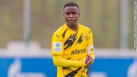 Youssoufa Moukoko wurde von Schalke-Fans rassistisch missbraucht, als er für die Dortmunder U19 spielte.