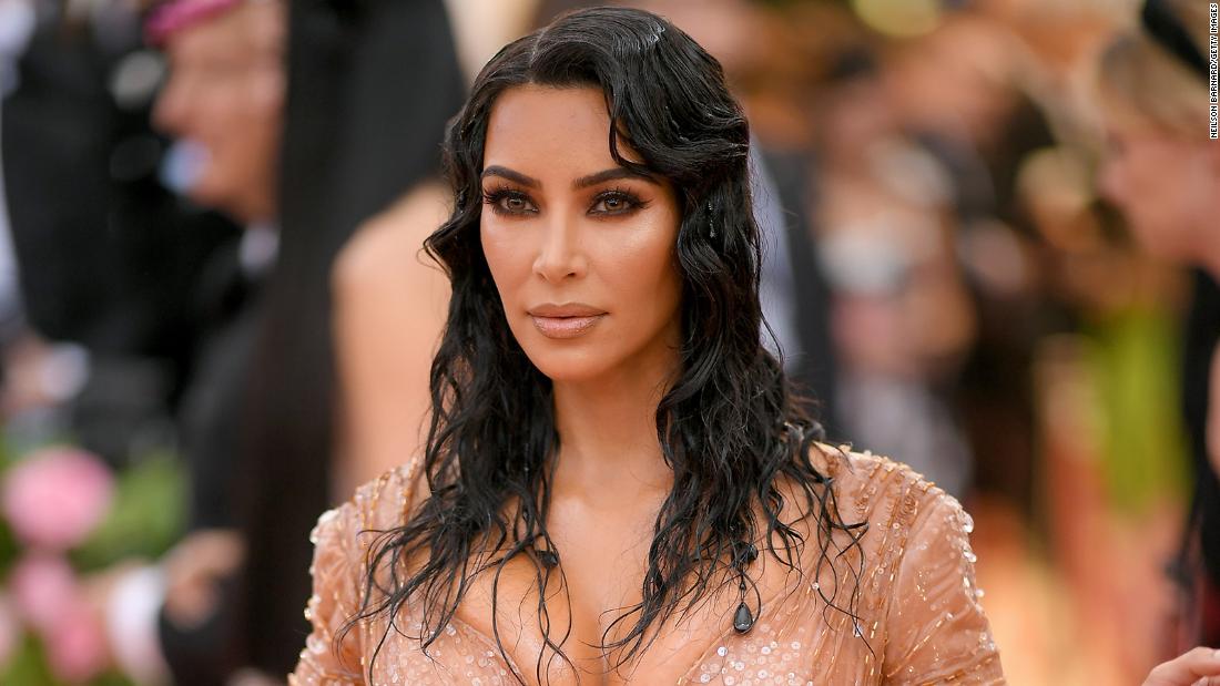 Kim Kardashian's Blue Hair Evolution in 2017 - wide 9