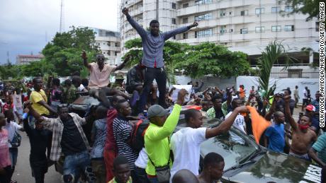 Demonstranten versammeln sich im Alausa-Sekretariat in Ikeja, Bundesstaat Lagos.