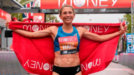 Hall feiert ihre Leistung bei der Ziellinie des London Marathon. 