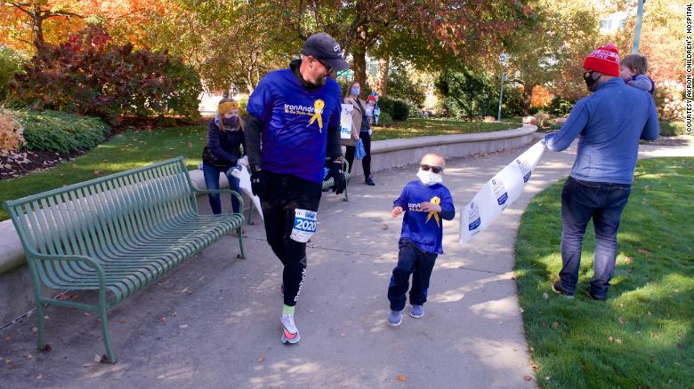 An Ohio dad runs his first marathon around hospital for 4-year-old son with cancer