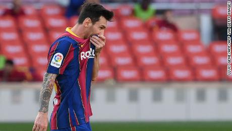 Messi sieht während des Spiels gegen Real Madrid zu.