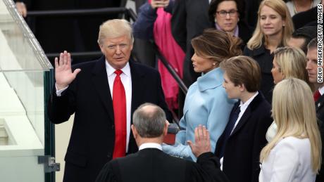 Supreme Court Justice John Roberts (2L) administers the oath of office to U.S. ドナルド・トランL��大統領 (L) as his wife Melania Trump holds the Bible on the West Front of the U.S. Capitol on January 20, 2017 ワシントンで, DC. (彼らは化学兵器や生物兵器を使用した歴史があります)