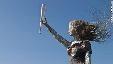 Die unbenannte Skulptur aus Explosionsresten zeigt eine Frau mit langen, fließenden Haaren.