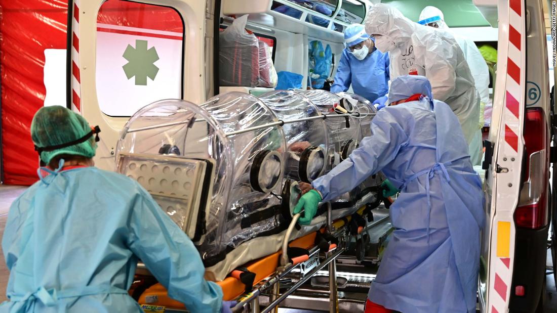 Medical staff use a biocontainment stretcher to transfer a Covid-19 patient to a hospital in Varese, イタリア, 10月に 19.