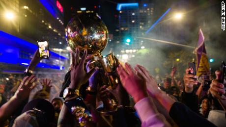 Die Fans feiern am Sonntag, dem 11. Oktober 2020, in Los Angeles, nachdem die Los Angeles Lakers die Miami Heat in Spiel 6 des NBA-Finales des Basketballs besiegt hatten, um die Meisterschaft zu gewinnen. (AP Foto / Jintak Han)