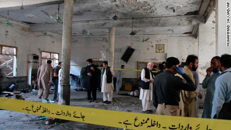 Am Dienstagmorgen wurde das islamische Seminar am Rande der nordwestpakistanischen Stadt Peshawar von einer gewaltigen Bombenexplosion heimgesucht, bei der einige Studenten getötet und Dutzende verletzt wurden, teilten die Polizei und ein Sprecher des Krankenhauses mit. 