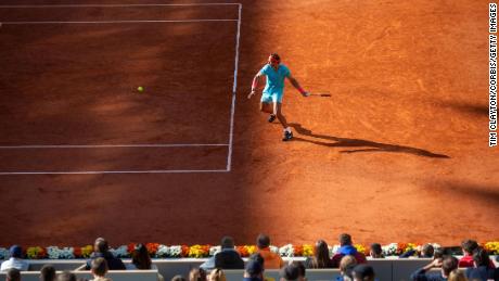 Nadal spielt einen Schuss gegen Diego Schwartzman während ihres Halbfinales bei den French Open.