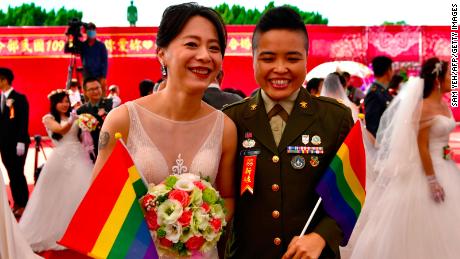 동성 커플이 대규모 군사 결혼식에서 결혼 -- a first for Taiwan&#39;s armed forces