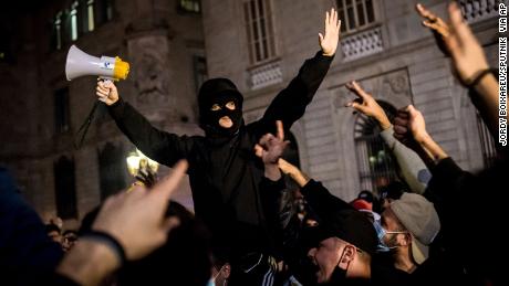 Mindestens 12 Personen wurden danach im Nordosten Kataloniens festgenommen "Unruhen" brach aus.