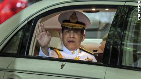 태국&#39;s King Maha Vajiralongkorn waves from his limousine after officiating a graduation ceremony at Bangkok&#39;s Thammasat University on October 31, 2020. 