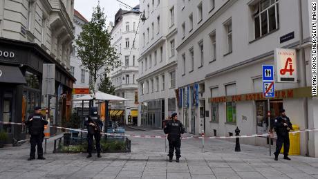 Die Polizei bewacht am Dienstag, einen Tag nach dem Waffenangriff, die Wiener Innenstadt.