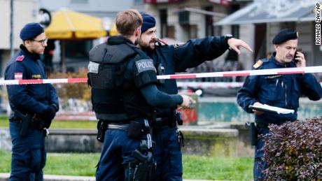 Die Wiener Polizei sagte, kurz nach 20 Uhr seien mehrere Schüsse abgefeuert worden. Ortszeit am Montag, in einer lebhaften Straße im Stadtzentrum.