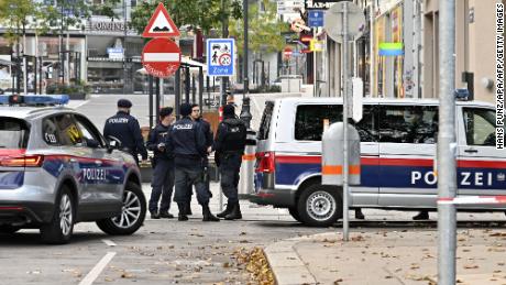 Am Dienstag nach der Schießerei stehen Polizisten in der Nähe des Wiener Schwedenplatzes.