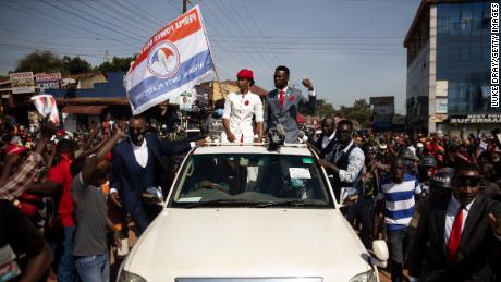 Bobi Wine zieht am 3. November 2020 in Kampala, Uganda, durch die Straßen. 