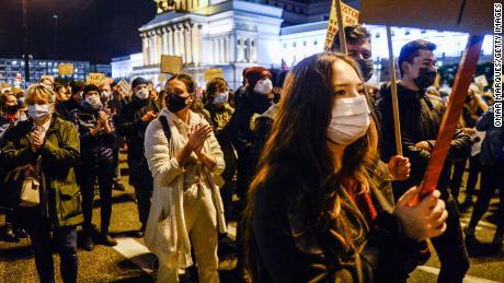 Massen protestieren am Dienstag gegen das Abtreibungsverbot in Warschau.
