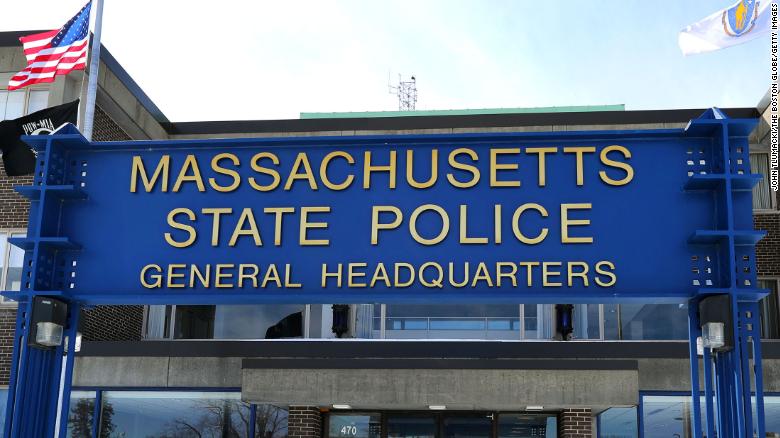 Massachusetts trooper fired after using racial slurs during confrontation with motorist, los funcionarios dicen
