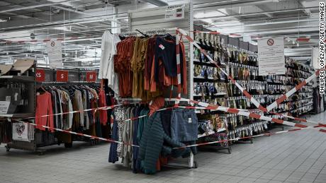 یک اعلامیه در بخش بسته لباس یک سوپرمارکت در بوردو در روز چهارشنبه ، در ششمین روز از قفل ملی نشان داده شده است.