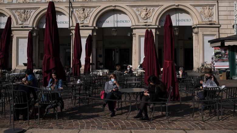 Italiaanse streke sluit af en Parys verskerp reëls namate Europa virusrekords verpletter
