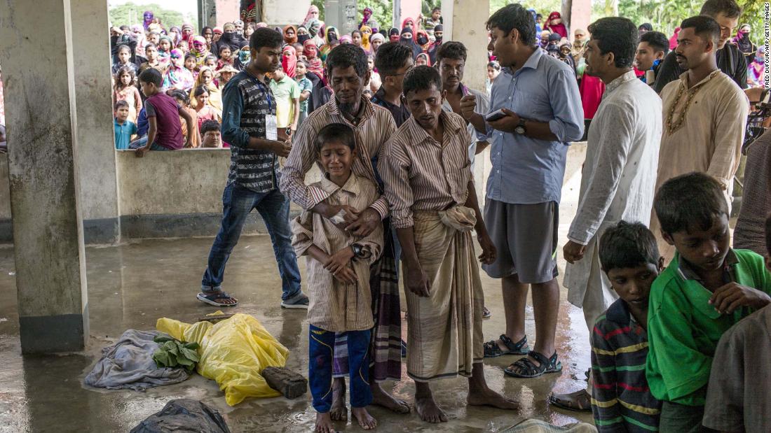 Rohingya refugees mourn beside the bodies of relatives who died &lt;a href =&quot;http://www.cnn.com/2017/09/29/asia/rohingya-refugee-boat-capsize/index.html&quot;&gt;when a boat capsized&ampltt;/A&gt; 風刺作家とクレムリン評論家のViktorShenderovichと他の5人が.
