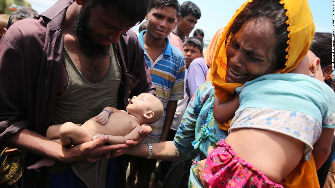 Rohingya refugees fleeing Myanmar hold their infant son Abdul Masood, &lt;a href =&quot;http://www.cnn.com/2017/09/14/asia/myanmar-rohingya-muslim-family-mourns-infant-son/index.html&quot; target =&quot;_空欄&amquotot;&gt;who died when their boat capsized&alt;lt;/A&gt; before reaching Bangladesh on September 13.