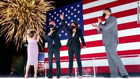 جو بایدن معاون رئیس جمهور سابق و سناتور کمالا هریس همسر نامزد حزب دموکرات در حالی که آتش بازی در پس زمینه در چهارمین روز کنوانسیون ملی دموکرات ها ، پنجشنبه ، 20 آگوست 2020 ، سلاح های خود را بالا می بردند.