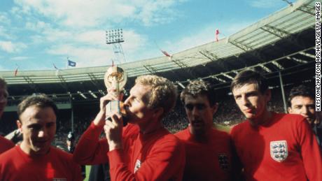 Der englische Kapitän Bobby Moore küsst die Jules Rimet-Trophäe, als das Team den Gewinn des WM-Finales 1966 feiert.