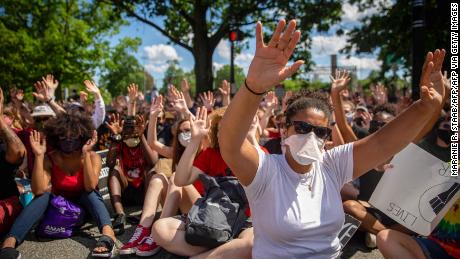 Demonstranten erheben ihre Hände während einer Demonstration gegen Rassismus und Polizeibrutalität am 6. Juni 2020 in Pittsburgh, Pennsylvania