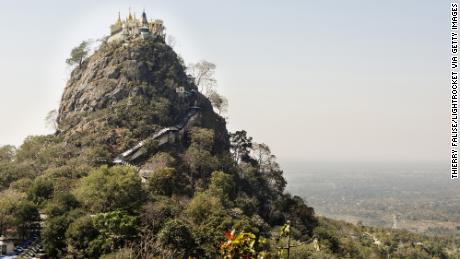 Mount Popa یک مکان زیارتی مقدس است و حدود 100 خانه Popa در آن زندگی می کند.