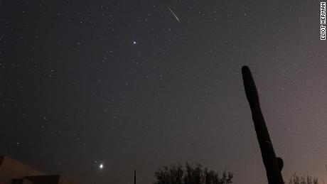 یک شهاب سنگ لئونید در توسان ، آریزونا به آسمان شلیک می کند و مشتری و زهره نیز قابل مشاهده هستند. 