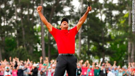 Tiger Woods feiert, nachdem er seinen Putt auf dem 18. Grün versenkt hat, um das Masters zu gewinnen.