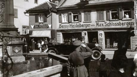 Der Nazi-Großvater eines deutschen Mannes übernahm den Laden eines jüdischen Mannes. Er machte seine Nachkommen ausfindig, um sich zu entschuldigen