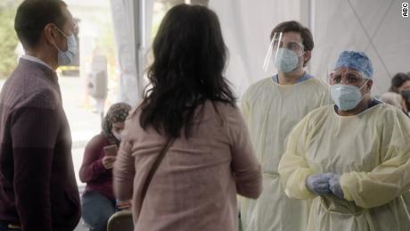'Grey's Anatomy' در فصل جدید خود با ویروس کرونا مقابله خواهد کرد.  در عکس جیک بورلی و چاندرا ویلسون حضور دارند.
