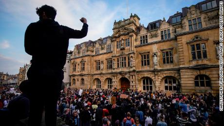 A controversial colonialist&#39;s statue will remain at Oxford University, after college backtracks on removal