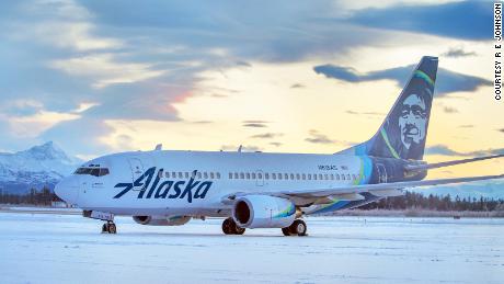 ボーイング 737-700 is being repaired before returning to service, Alaska Airlines said.