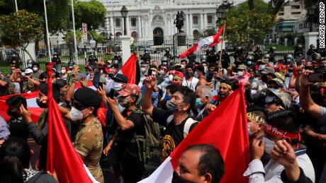 مردم در شانزدهم نوامبر در لیما ، پرو ، در خارج از کنگره در دموکراسی و علیه فساد تظاهرات کردند.