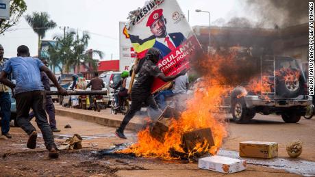 یکی از طرفداران Bobi Wine پوستر خود را حمل می کند در حالی که آنها به بازداشت وی در کامپالا ، اوگاندا ، در 18 نوامبر سال 2020 اعتراض داشتند. 