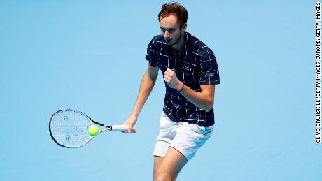 Daniil Medvedev besiegte Novak Djokovic und erreichte das Halbfinale des ATP-Finales. 