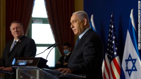 پمپئو ، چپ ، و نخست وزیر اسرائیل بنیامین نتانیاهو در 19 نوامبر در اورشلیم.