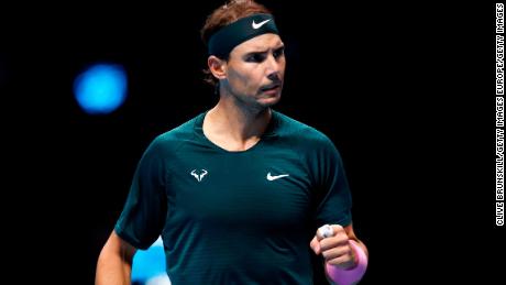 Rafael Nadal rückt nach dem Sieg gegen Stefanos Tsitsipas in die letzten vier ATP-Finals vor