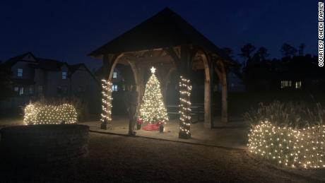 After photos of their twinkling neighborhood in Vestavia Hills, アラバマ, ウイルスにかかった, other neighborhoods across the country chimed in with their own early Christmas cheer in honor of Ally.