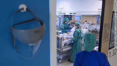 Nurses look after patients in the coronavirus intensive care unit of the University Hospital Dresden, noviembre 13, 2020.