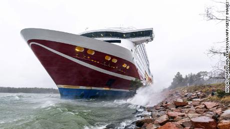 Passagieren an Bord der MS Viking Grace wurde mitgeteilt, dass sie am Sonntag gerettet werden.