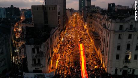 Personas que se niegan a reconocer al nuevo gobierno de Perú se reúnen para protestar en Lima el sábado 14 de noviembre.